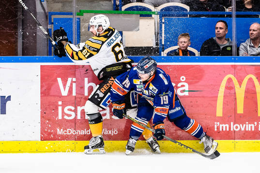 Skellefteås Fredrik Lindgren tacklas av Växjös Tuomas