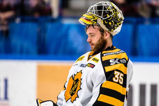 Skellefteås målvakt Markus Svensson blundar