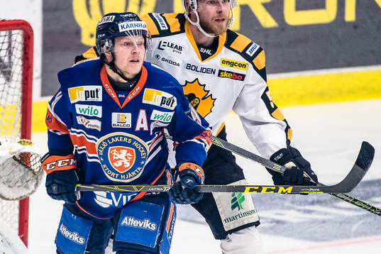 Växjös Tuomas Kiiskinen framför Skellefteås mål