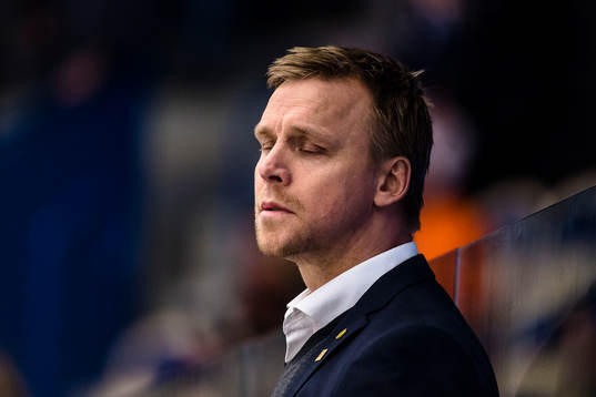 Skellefteås tränare Bert Robertsson blundar