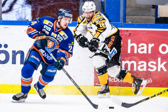 Växjös Joakim Hillding jagas av Skellefteås Pontus