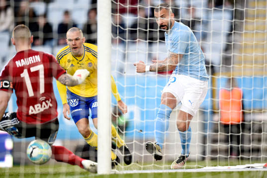 Malmö FFs Guillermo Molins har en farlig chans på