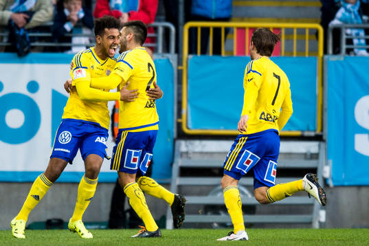Sundsvalls Noah Sonko Sundberg jublar ihop med Stefan Silva