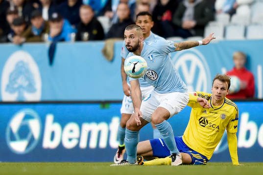 Malmö FFs Guillermo Molins och Sundsvalls Lars Christian