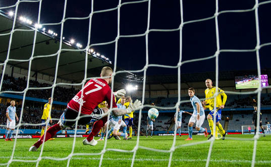 Malmö FFs Markus Rosenberg skjuter frispark mot Sundsvalls
