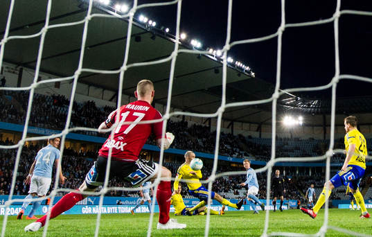 Malmö FFs Anders Christiansen skjuter mot Sundsvalls