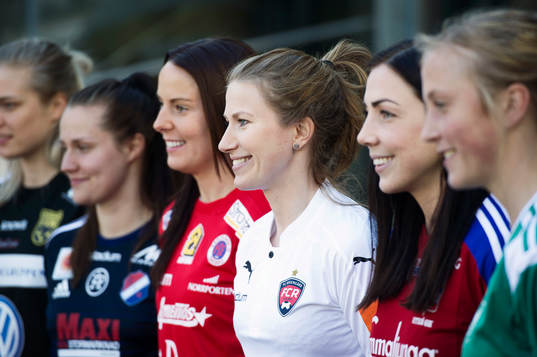 Rosengårds Emma Berglund och övriga spelare i
