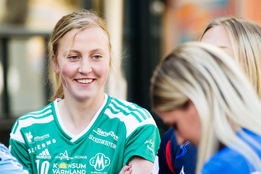 Mallbackens Julia Karlenäs väntar på att bli fotograferad