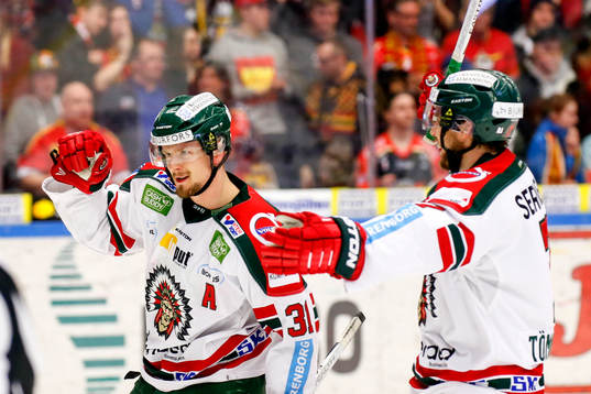Frölundas Nicklas Lasu och Henrik Tömmernes jublar