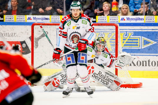 Frölundas målvakt Johan Gustafsson tittar fram bakom