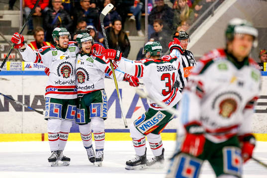 Frölundas Ryan Lasch jublar med Lukas Bengtsson och