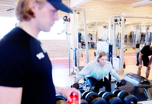 Ludvig Claesson och David Åslin på gymet för Rögle BK