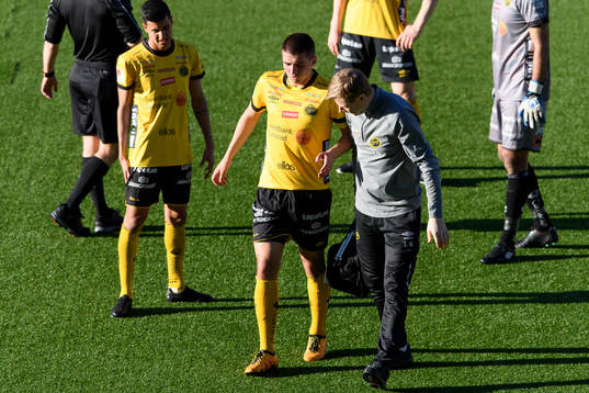 Elfsborgs Ibrahim Dresevic går haltande av planen