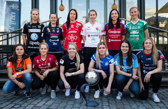 Spelarna står uppställda för ett lagfoto