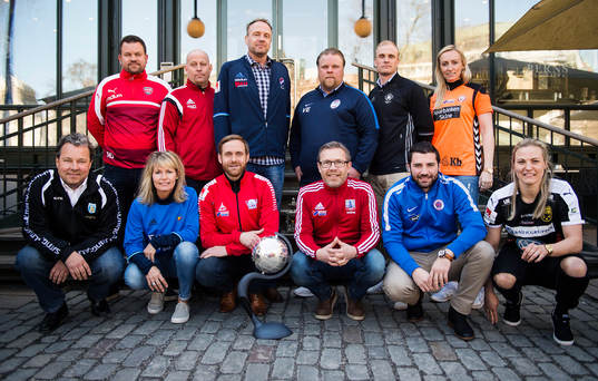 Tränarna står uppställda för en lagbild