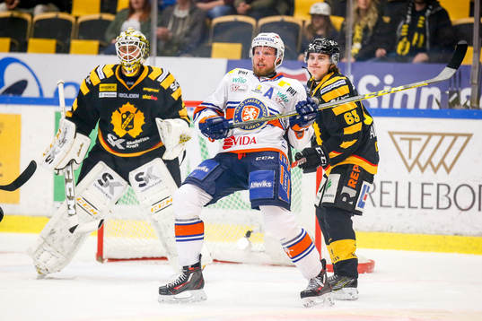 Skellefteås Sebastian Aho och målvakt Markus Svensson