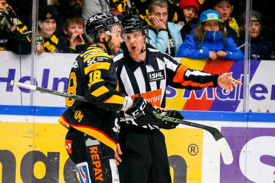 Skellefteås Pontus Petterström pratar med domaren Mikael