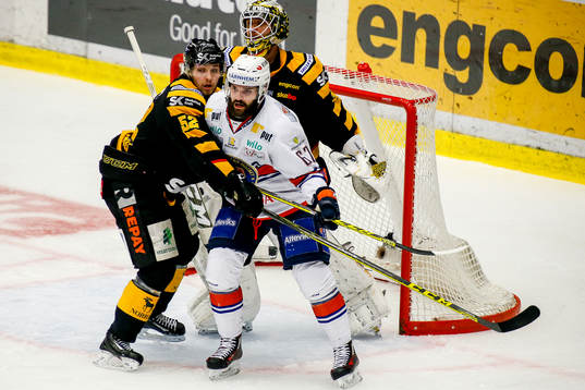 Skellefteås Arvid Lundbergoch målvakt Markus Svensson
