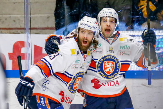 Växjös Sakari Salminen och Ville Leino jublar