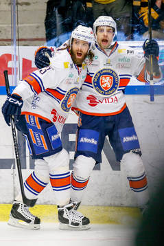 Växjös Sakari Salminen och Ville Leino jublar