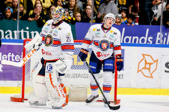 Växjös Niclas Lundgren och målvakt Stefan Steen deppar