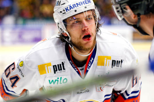Växjös Eric Martinsson blöder från munnen vilket ger