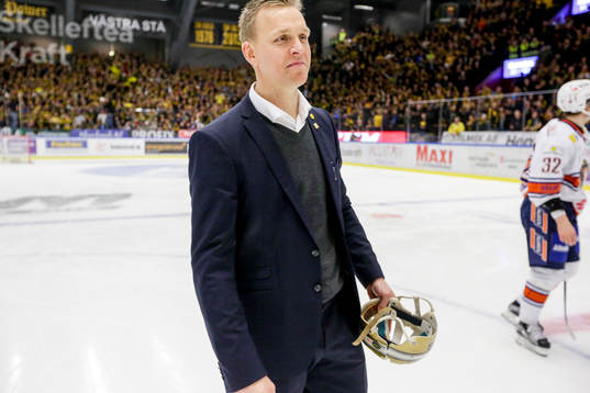 Skellefteås assisterande tränare Bert Robertsson jublar