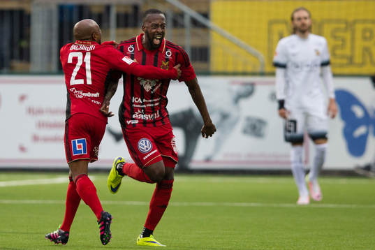 Östersund Ronald Mukiibi jublar eftert 1-0 målet
