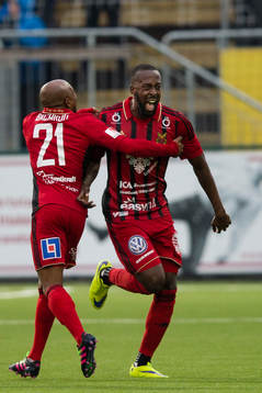 Östersund Ronald Mukiibi jublar eftert 1-0 målet