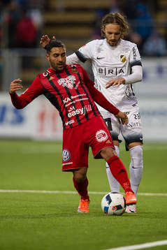 Östersunds Saman Ghoddos mot Häckens Simon Sandberg