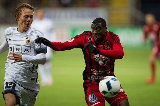 Östersunds Ken Sema mot Häckens Joel Andersson