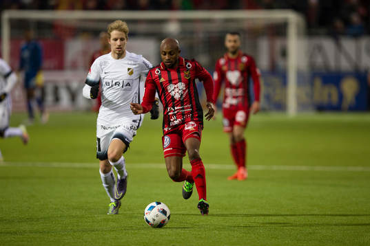 Östersunds Fouad Bachirou mot Häckens Joel Andersson