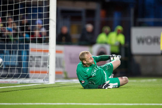 Häckens målvakt Peter Abrahamsson missar straffen slagen