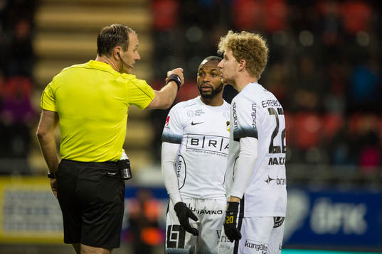 Domare Jonas Eriksson i diskussion med Häcken spelare