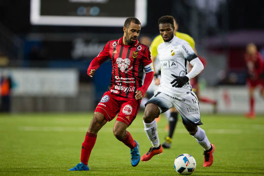 Östersunds Alex Dyer mot Häckens Mohammed Abubakari