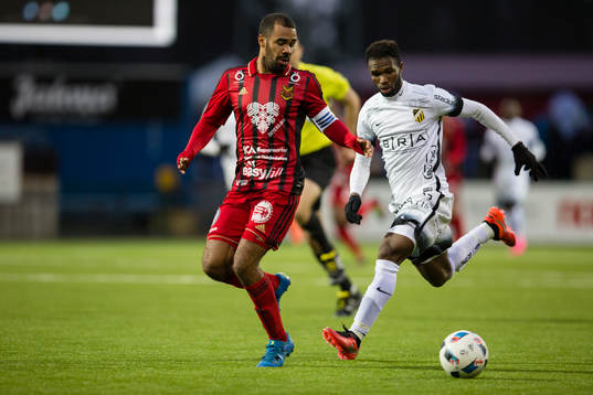 Östersunds Alex Dyer mot Häckens Mohammed Abubakari