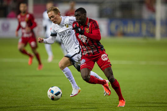 Östersunds Ken Sema mot Häckens Joel Andersson