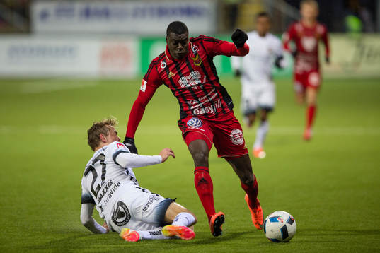 Östersunds Ken Sema mot Häckens Joel Andersson