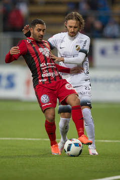 Östersunds Saman Ghoddos mot Häckens Simon Sandberg