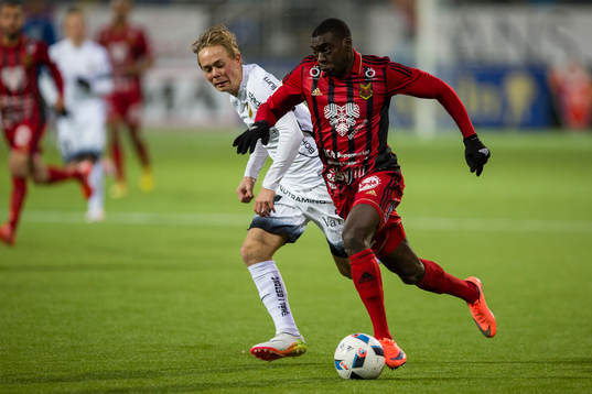 Östersunds Ken Sema mot Häckens Joel Andersson