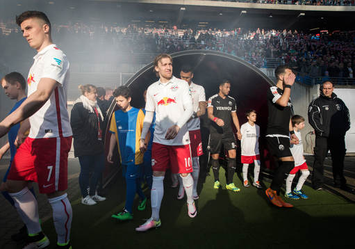 Emil Forsberg gör spelarentré på Red Bull Arena  innan