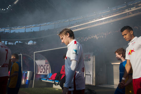Emil Forsberg gör spelarentré på Red Bull Arena  innan