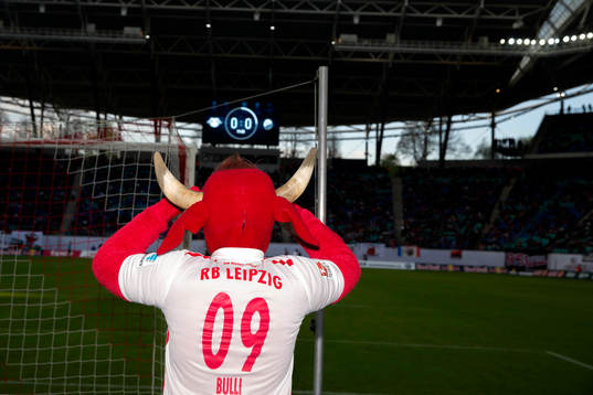 Leizpigs maskot tittar på fotboll på Red Bull Arena