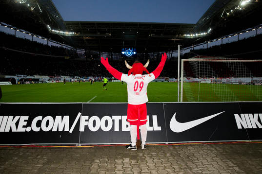 Leizpigs maskot tittar på fotboll på Red Bull Arena