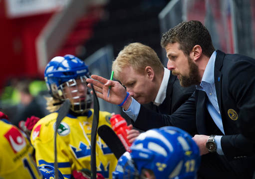 Sveriges tränare Ulf Lundberg instruerar Sveriges spelare