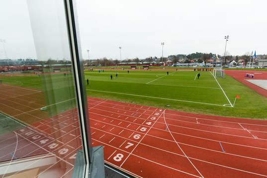 Spelarna värmer upp på Spånga IP