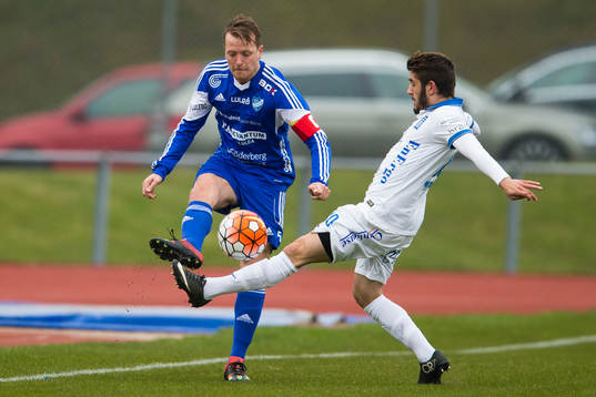 Luleås Carl-Johan Norrbin i kamp om bollen med Akropolis