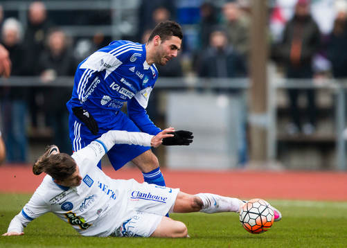 Luleås Viktor Pettersson i kamp om bollen med Akropolis