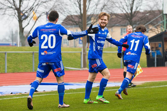 Luleås Viktor Pettersson gratulerar Joel Rajalakso  som