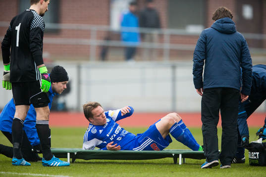 Luleås Emil Johansson tvingas lämna planen på bår